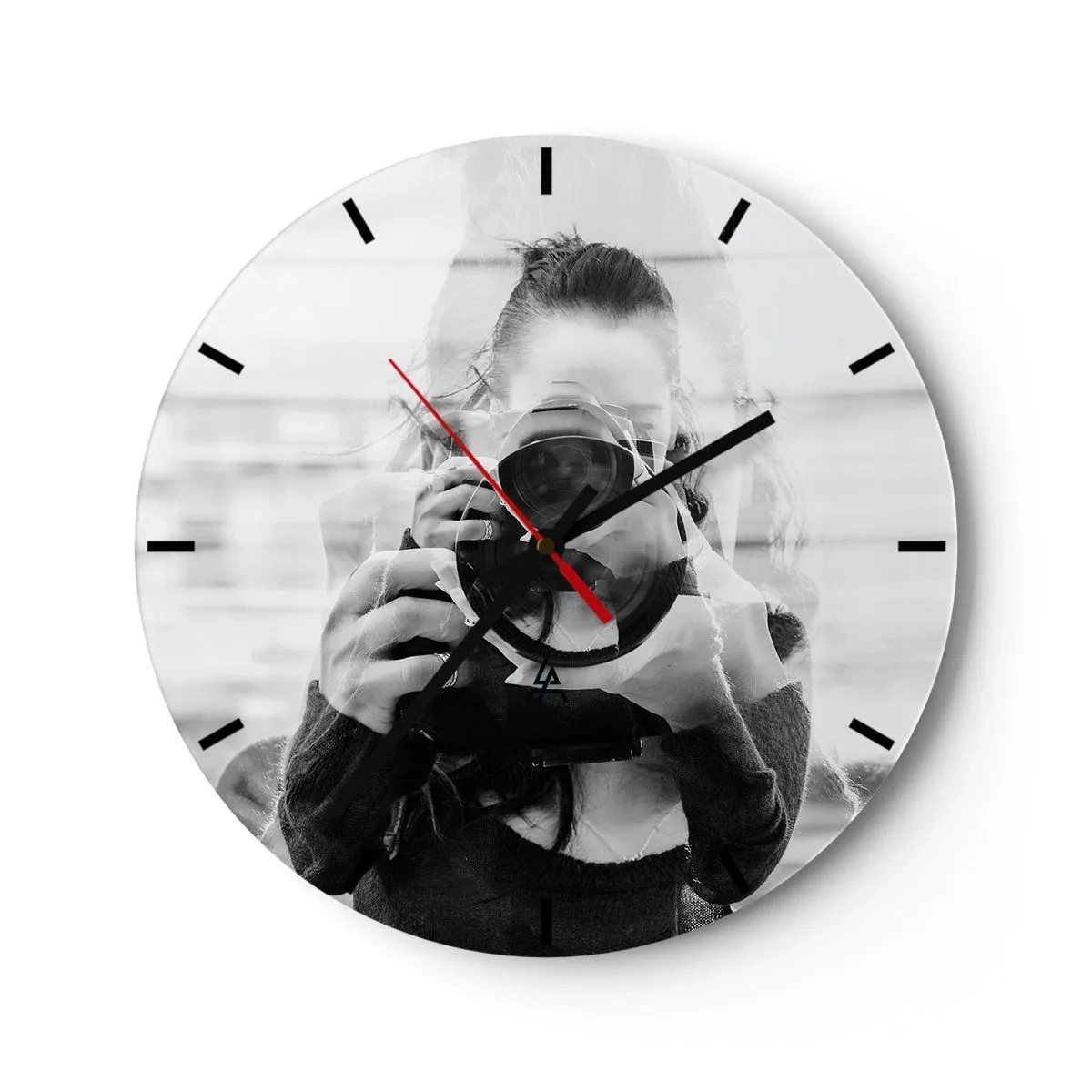 Nástěnné hodiny - Žena s fotoaparátem v umělecké dvojité expozici - 30x30cm - Tvůrce a materiál - Moderní nástěnná dekorace do obývacího pokoje, kuchyně a ložnice ARTTOR