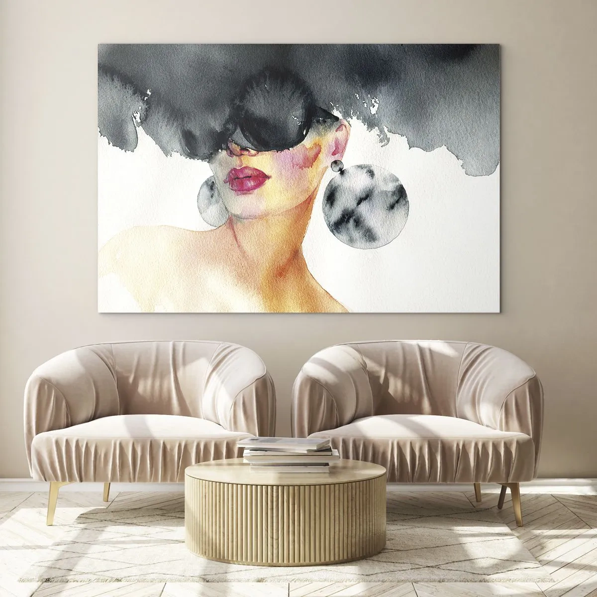 Obraz na skle - Portrét ženy s velkými náušnicemi a černou skvrnou nad hlavou - 70x50cm - Tajemství elegance - Moderní nástěnná dekorace do obývacího pokoje a ložnice ARTTOR