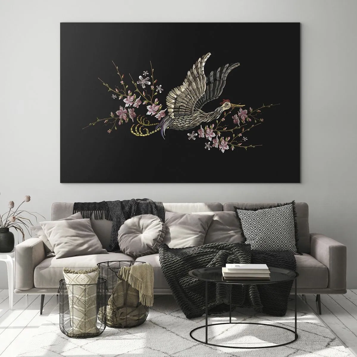 Obraz na skle - Vyšívaný pták za letu s květinami v pozadí na tmavém pozadí - 70x50cm - Exotický vyšívaný pták - Moderní nástěnná dekorace do obývacího pokoje a ložnice ARTTOR