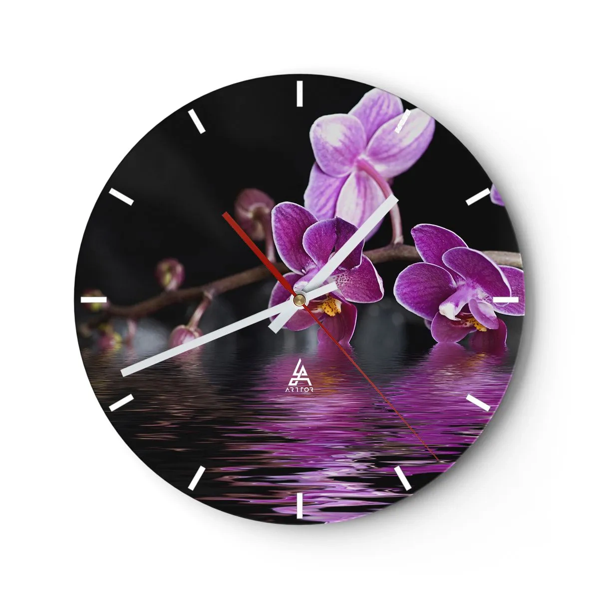 Nástěnné hodiny - Růžové orchideje odrážející se ve vodě na černém pozadí - 30x30cm - Liliový odraz krásy - Moderní nástěnná dekorace do obývacího pokoje, kuchyně a ložnice ARTTOR