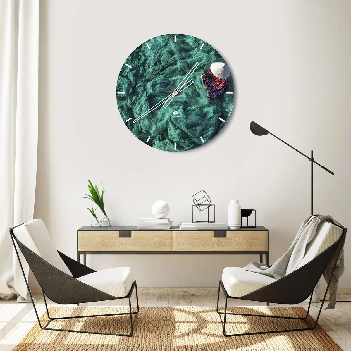 Nástěnné hodiny - Osoba v tradičním klobouku na pozadí zelených sítí. - 30x30cm - V moři sítí - Moderní nástěnná dekorace do obývacího pokoje, kuchyně a ložnice ARTTOR