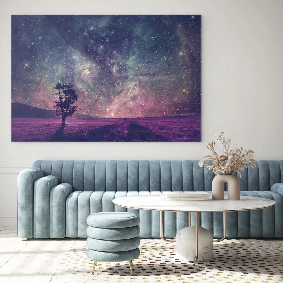 Obraz na skle - Strom na pozadí hvězdné oblohy a galaxie - 70x50cm - Pod magickou oblohou - Moderní nástěnná dekorace do obývacího pokoje a ložnice ARTTOR
