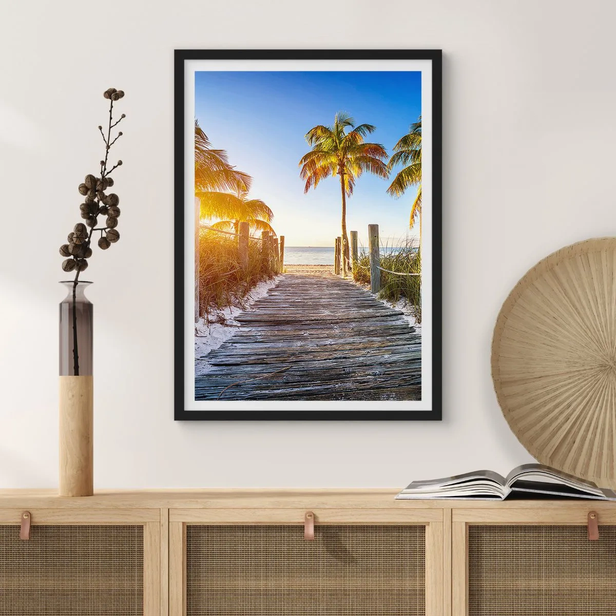 Plakát v černém rámu - Dřevěná cesta na pláž s palmami na slunci - 50x70cm - Přímo do ráje - Moderní nástěnná dekorace do obývacího pokoje a ložnice ARTTOR