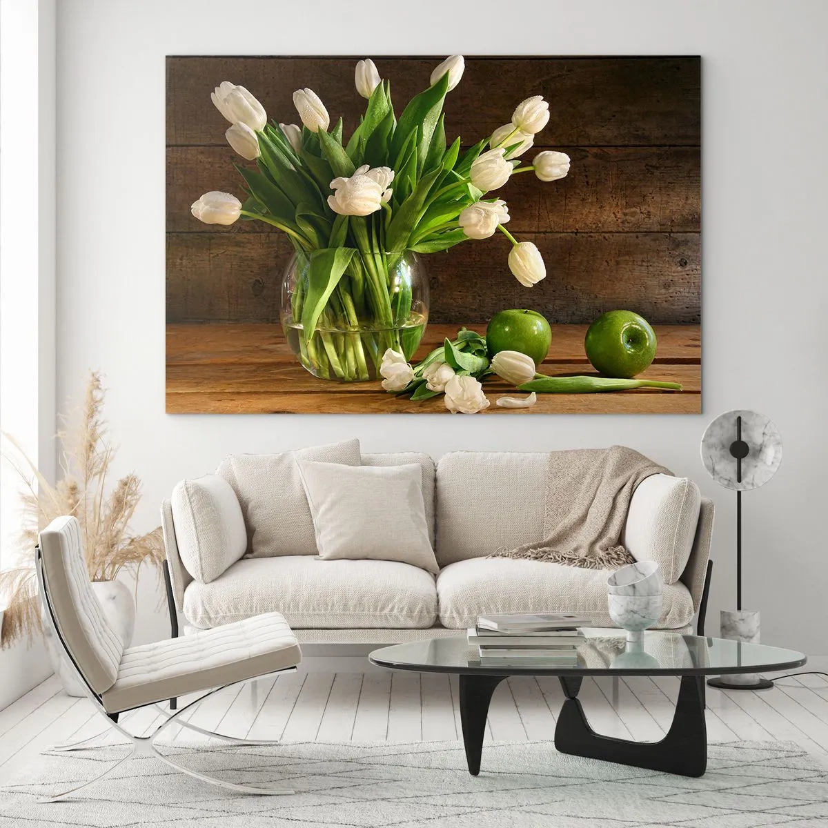 Obraz na skle - Váza s bílými tulipány a zelenými jablky na dřevěném stole - 70x50cm - Šťavnaté a čerstvé v zelené a bílé - Moderní nástěnná dekorace do obývacího pokoje a ložnice ARTTOR