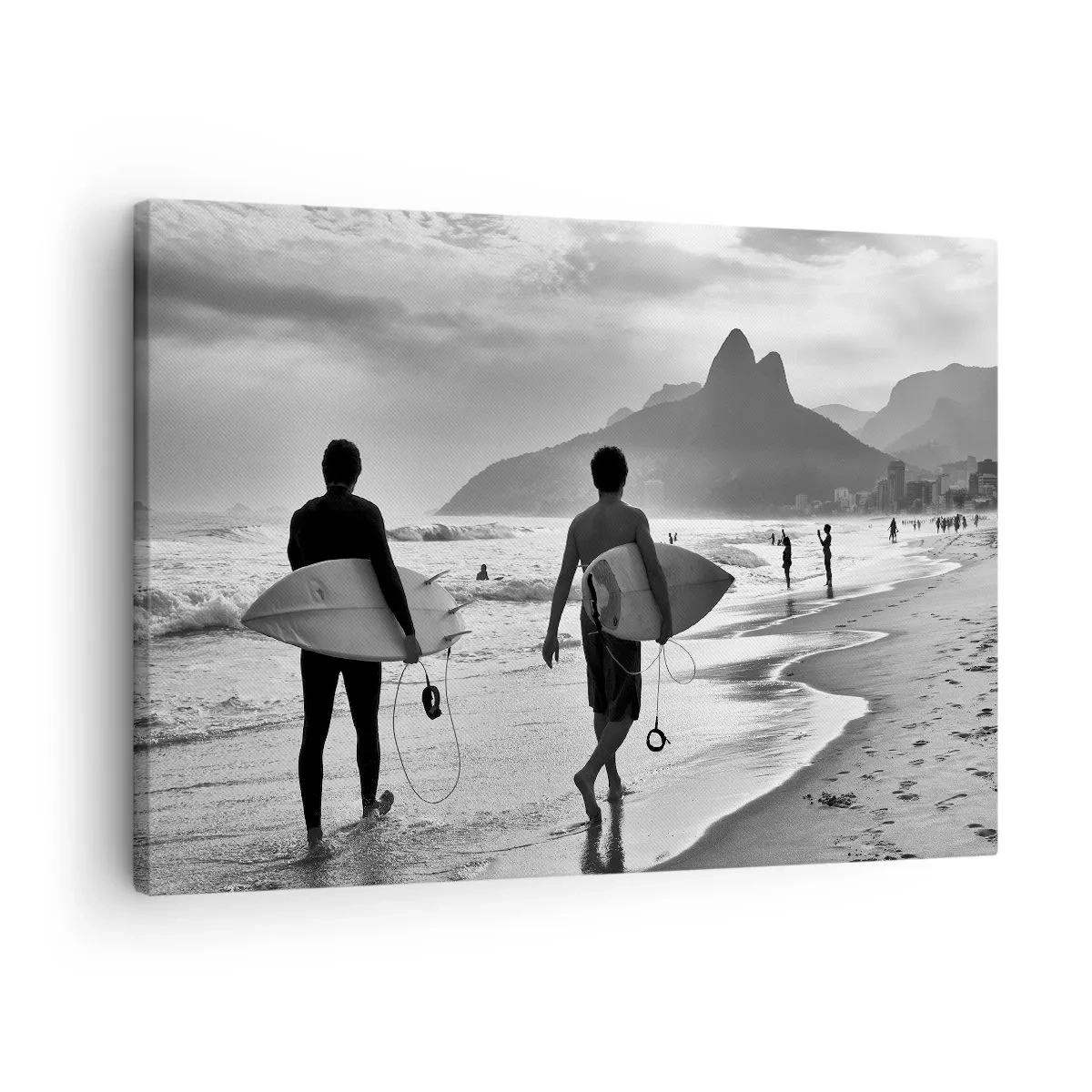 Obraz na plátně - Dva surfaři kráčející po pláži s jejich prkny v černé a bílé. - 70x50cm - Samba na jednu vlnu - Moderní nástěnná dekorace do obývacího pokoje a ložnice ARTTOR