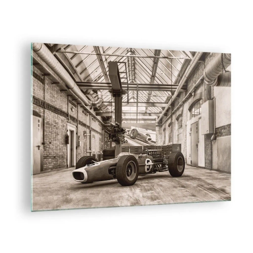 Obraz na skle - Veteránské závodní auto v průmyslové hale - 70x50cm - Odpočinek vítěze - Moderní nástěnná dekorace do obývacího pokoje a ložnice ARTTOR