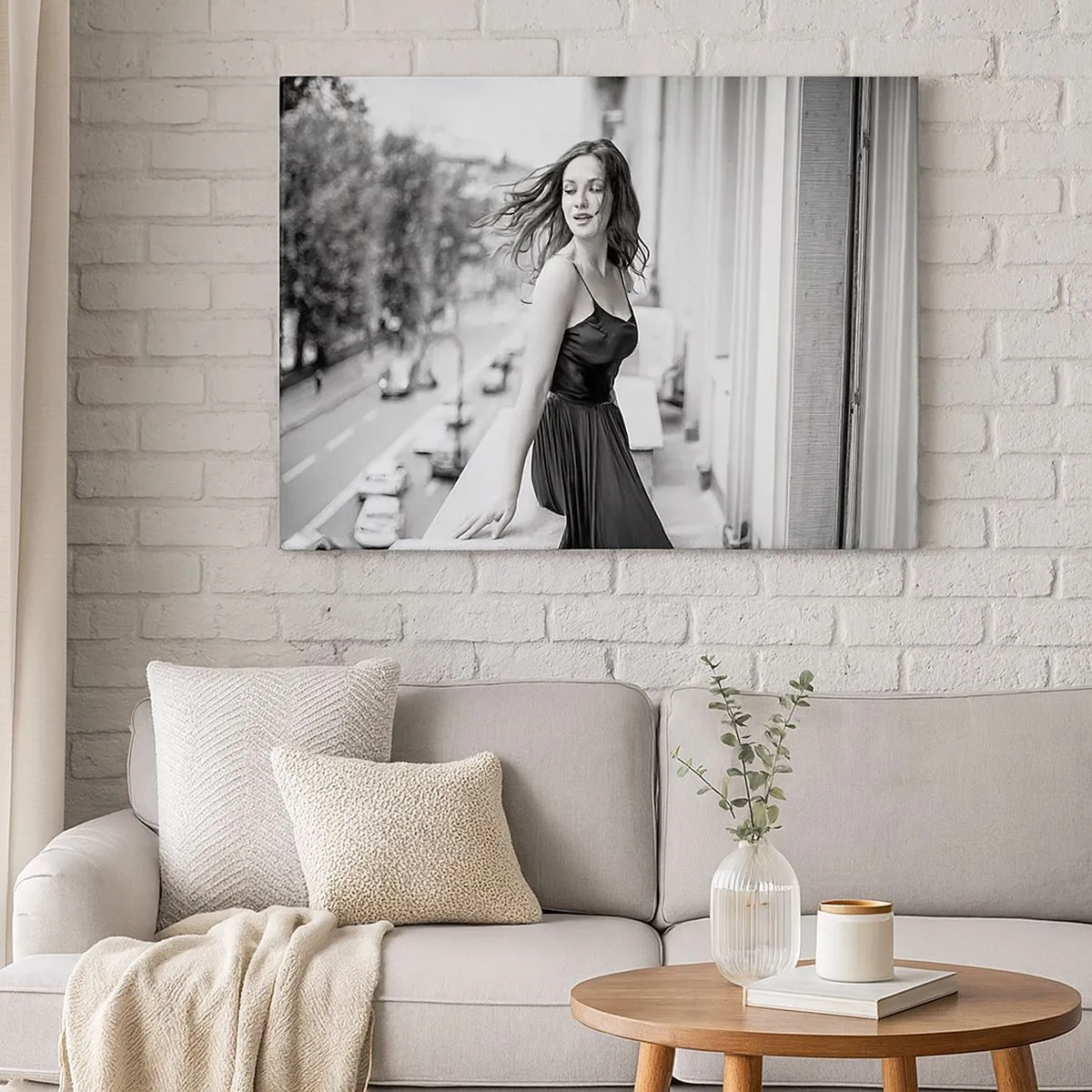 Obraz na plátně - Černobílá fotografie ženy na balkóně - 70x50cm - Určitě Pařížanka - Moderní nástěnná dekorace do obývacího pokoje a ložnice ARTTOR