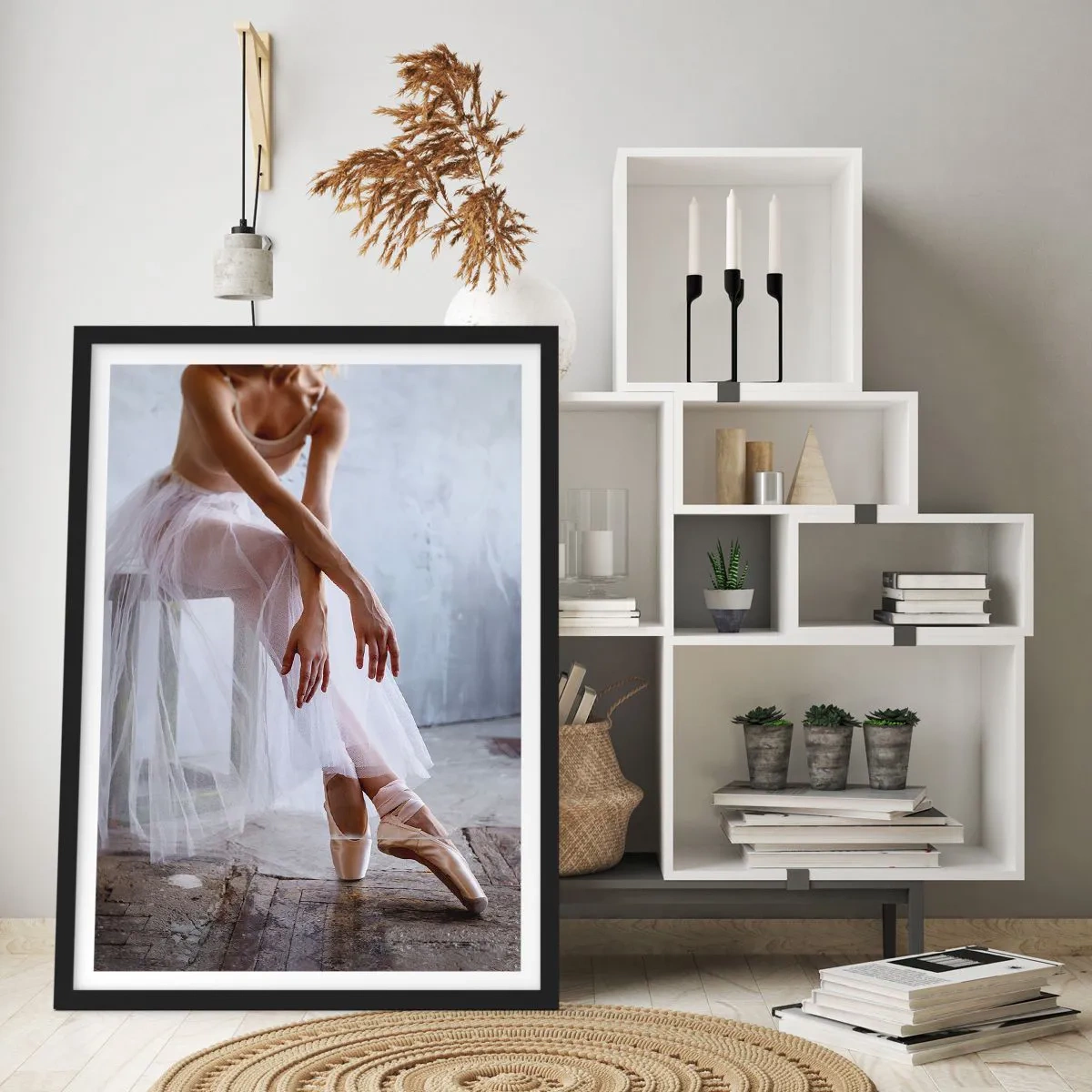 Plakát v černém rámu - Baletka v jemné póze na industriálním pozadí - 50x70cm - Než se rozsvítí světla rampy - Moderní nástěnná dekorace do obývacího pokoje a ložnice ARTTOR