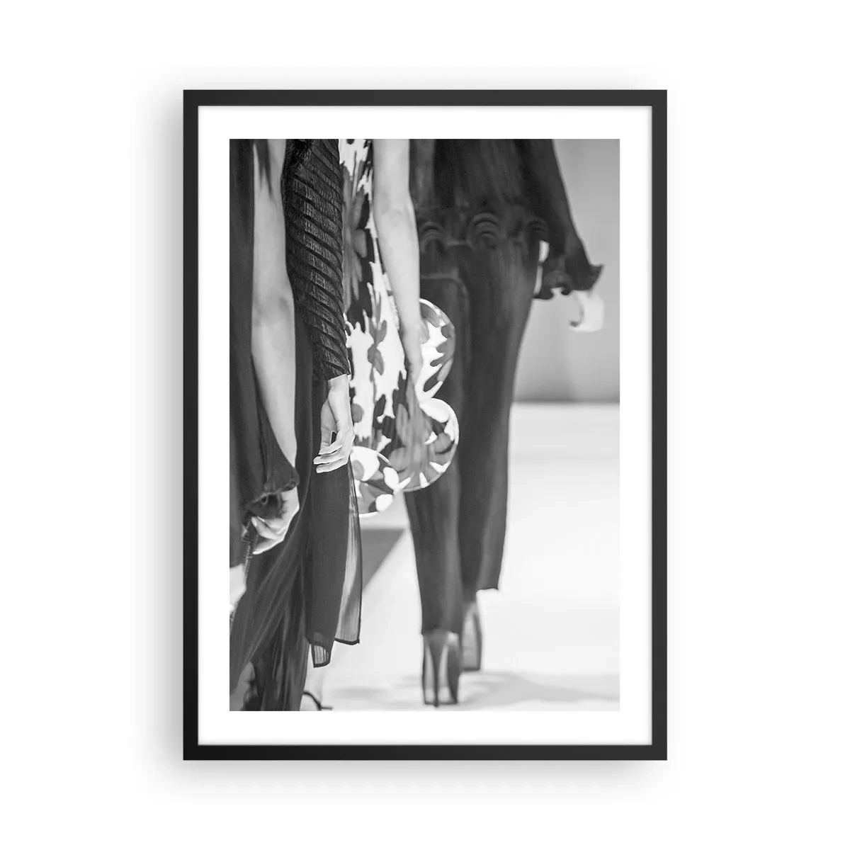 Plakát v černém rámu - Černobílá fotografie modelek na molu - 50x70cm - Stylový průvod - Moderní nástěnná dekorace do obývacího pokoje a ložnice ARTTOR