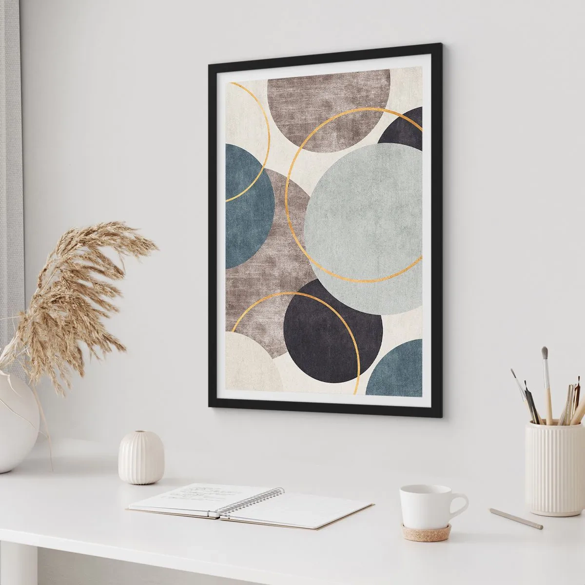 Plakát v černém rámu - Abstraktní geometrická kompozice s kruhy v odstínech modré. - 50x70cm - Kruh za kruhem - Moderní nástěnná dekorace do obývacího pokoje a ložnice ARTTOR