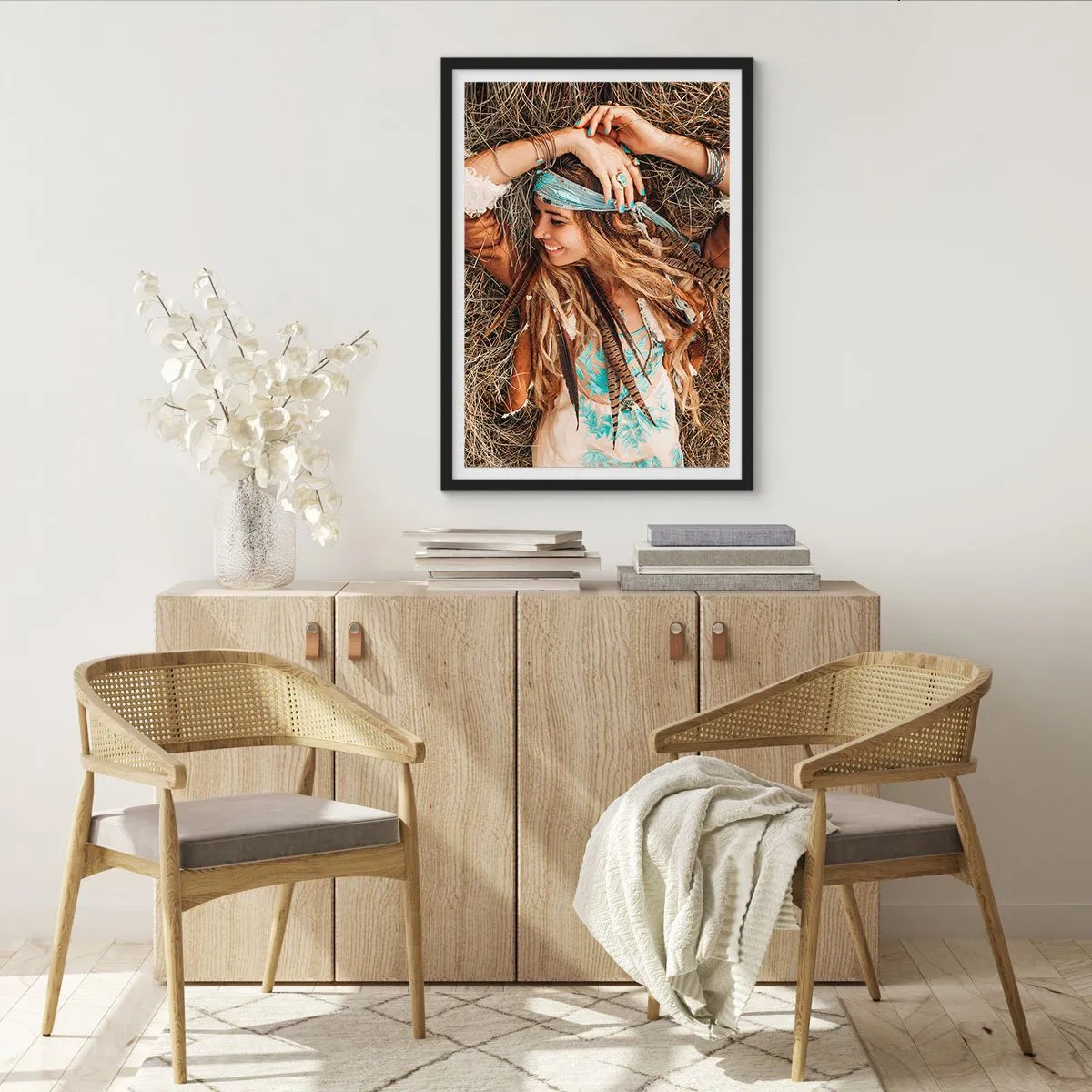 Plakát v černém rámu - Žena v boho stylu s dredy a ozdobami na pozadí suché trávy. - 50x70cm - Na cestě do léta lásky - Moderní nástěnná dekorace do obývacího pokoje a ložnice ARTTOR