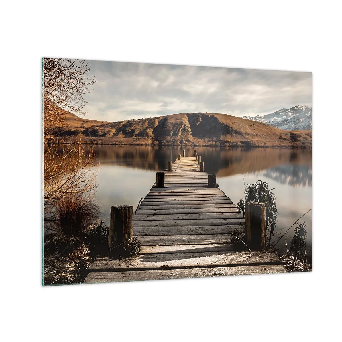Obraz na skle - Dřevěné molo nad jezerem s výhledem na hory v pozadí - 70x50cm - Krajina v tichu - Moderní nástěnná dekorace do obývacího pokoje a ložnice ARTTOR