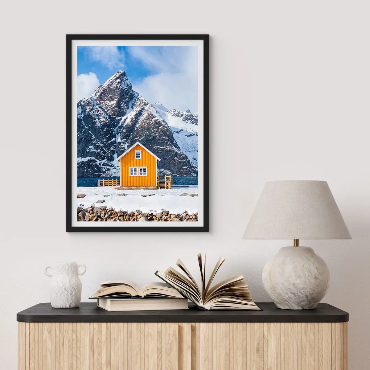 Plakát v černém rámu - Žlutý dům na pozadí zasněžených hor - 50x70cm - Skandinávská dovolená - Moderní nástěnná dekorace do obývacího pokoje a ložnice ARTTOR