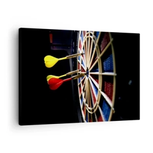 Obraz na plátně - Terč s odpálenými šipkami na černém pozadí - 70x50cm - Přesný zásah - Moderní nástěnná dekorace do obývacího pokoje a ložnice ARTTOR