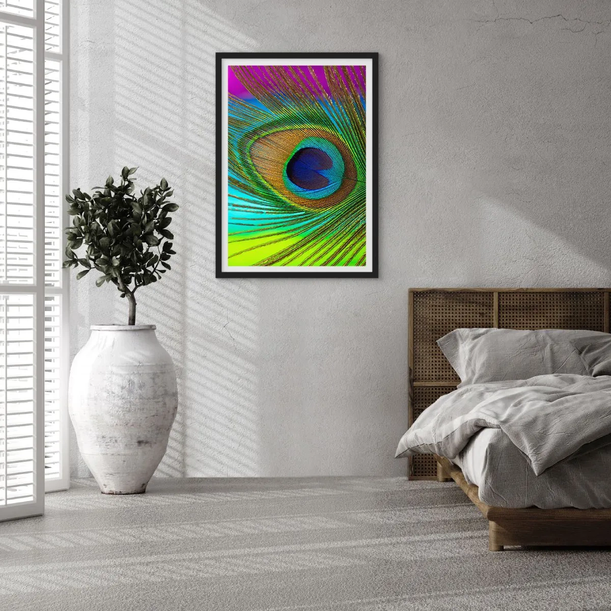 Plakát v černém rámu - Detail pavího pera v intenzivních barvách - 50x70cm - Tváří v tvář - Moderní nástěnná dekorace do obývacího pokoje a ložnice ARTTOR