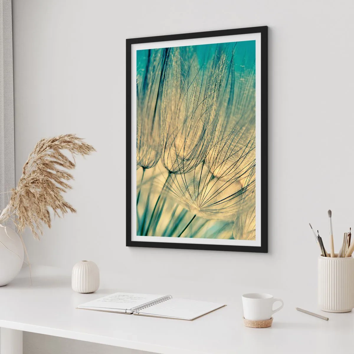 Plakát v černém rámu - Makrofotografie křehkých pampelišek ve světle zapadajícího slunce - 50x70cm - Čekání na vítr - Moderní nástěnná dekorace do obývacího pokoje a ložnice ARTTOR