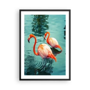 Plakát v černém rámu - Dva plameňáci na pozadí klidné vody - 50x70cm - Nyní jsme v módě - Moderní nástěnná dekorace do obývacího pokoje a ložnice ARTTOR