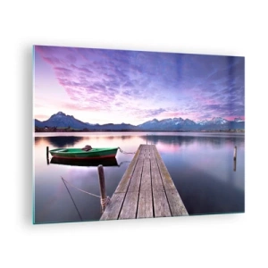 Obraz na skle - Zelená loď na molu s horským pozadím při východu slunce - 70x50cm - Přátelské ticho - Moderní nástěnná dekorace do obývacího pokoje a ložnice ARTTOR