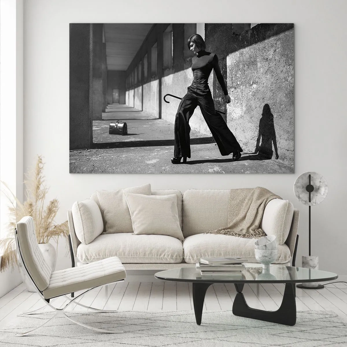 Obraz na skle - Černobílá fotografie ženy v elegantním oblečení v městském prostředí. - 70x50cm - Městská elegance - Moderní nástěnná dekorace do obývacího pokoje a ložnice ARTTOR