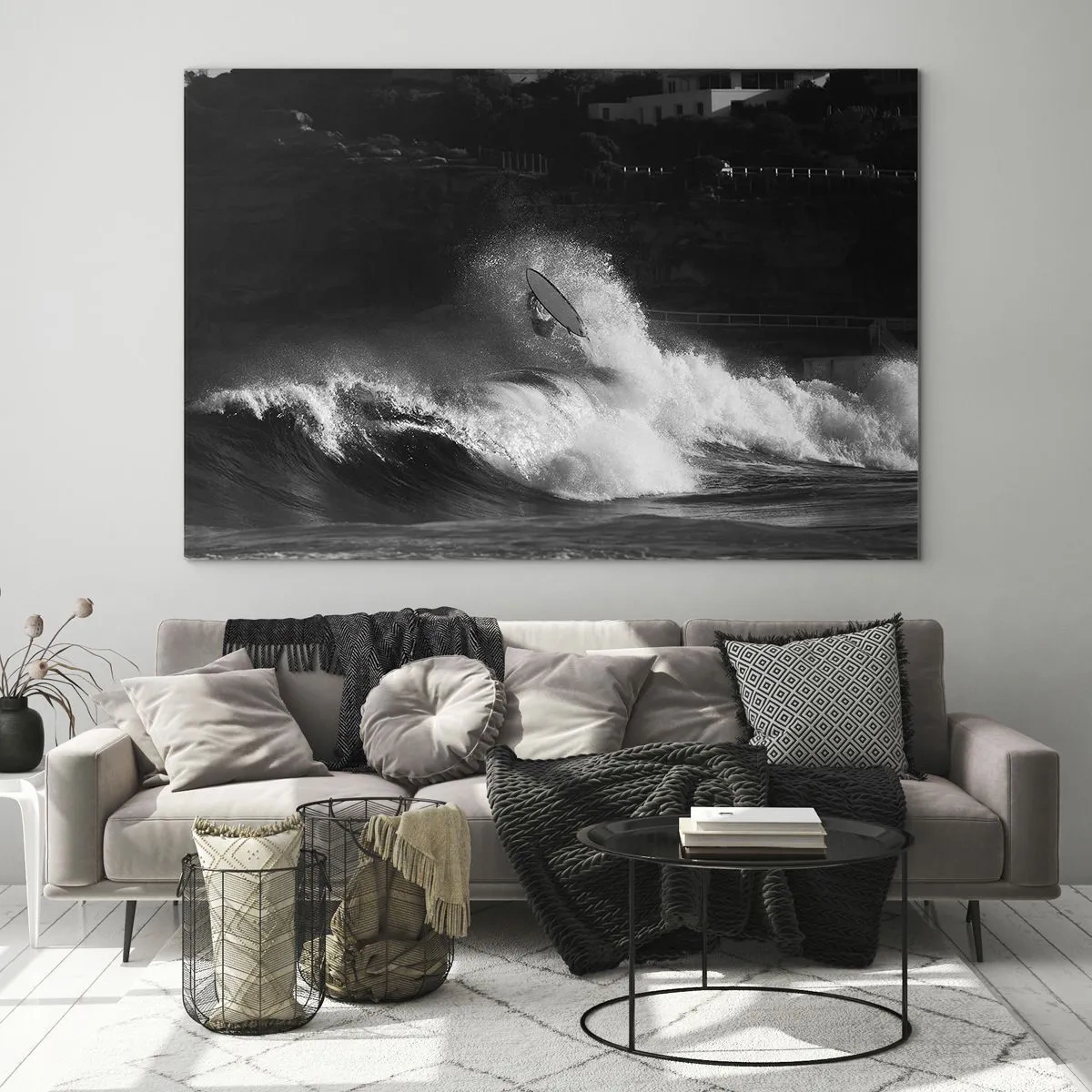 Obraz na skle - Surfař na vlně zachycený na černobílé fotografii - 70x50cm - Výzva přijata! - Moderní nástěnná dekorace do obývacího pokoje a ložnice ARTTOR