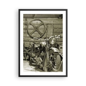 Plakát v černém rámu - Starý motocykl v dřevěné boudě s kolem v pozadí - 50x70cm - V kůlně strýce Vládi - Moderní nástěnná dekorace do obývacího pokoje a ložnice ARTTOR