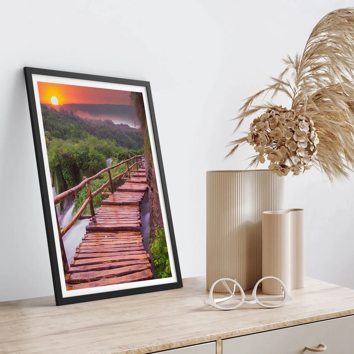 Plakát v černém rámu - Dřevěný most mezi zelení a zapadajícím sluncem - 50x70cm - Neuvěřitelná krása - Moderní nástěnná dekorace do obývacího pokoje a ložnice ARTTOR