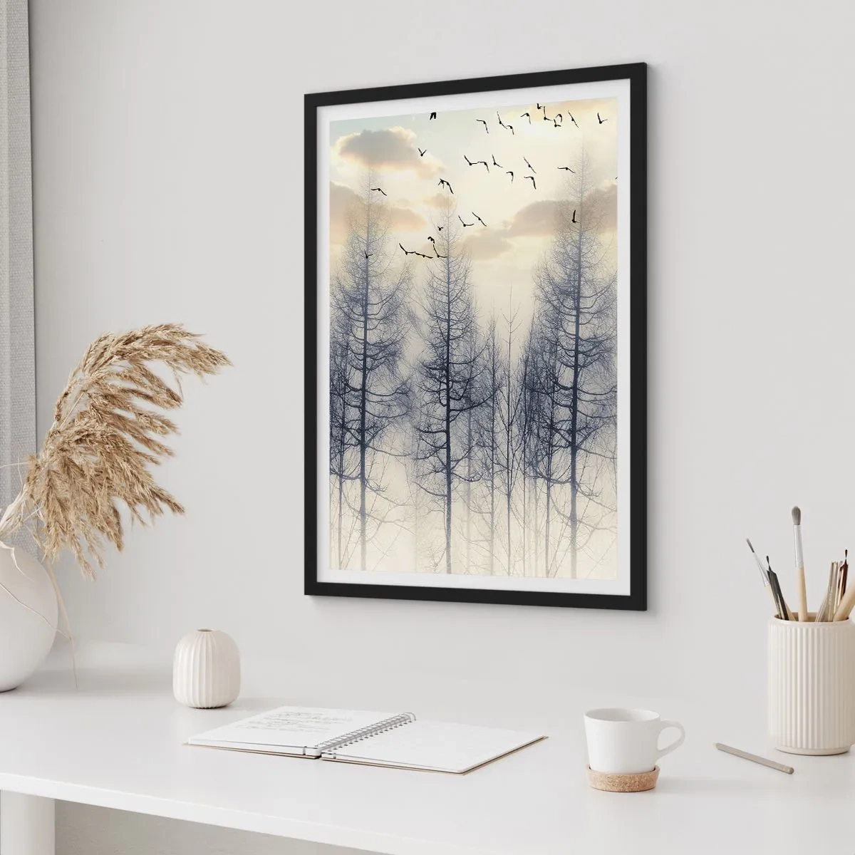 Plakát v černém rámu - Mlžný les s vysokými stromy a létajícími ptáky ráno - 50x70cm - Duchové lesa - Moderní nástěnná dekorace do obývacího pokoje a ložnice ARTTOR