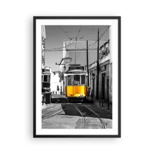 Plakát v černém rámu - Žlutá tramvaj v ulicích města v černobílém prostředí - 50x70cm - Duch Lisabonu - Moderní nástěnná dekorace do obývacího pokoje a ložnice ARTTOR