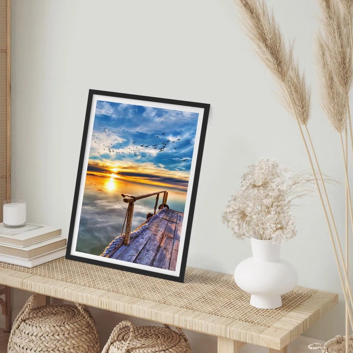 Plakát v černém rámu - Dřevěné molo nad jezerem při západu slunce - 50x70cm - Vítr jde odpočívat - Moderní nástěnná dekorace do obývacího pokoje a ložnice ARTTOR
