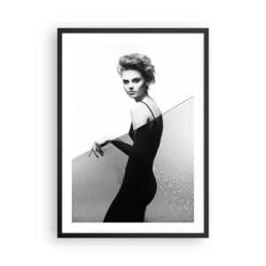 Plakát v černém rámu - Žena v černých šatech na pozadí pouštní krajiny - 50x70cm - Magnetický pohled - Moderní nástěnná dekorace do obývacího pokoje a ložnice ARTTOR