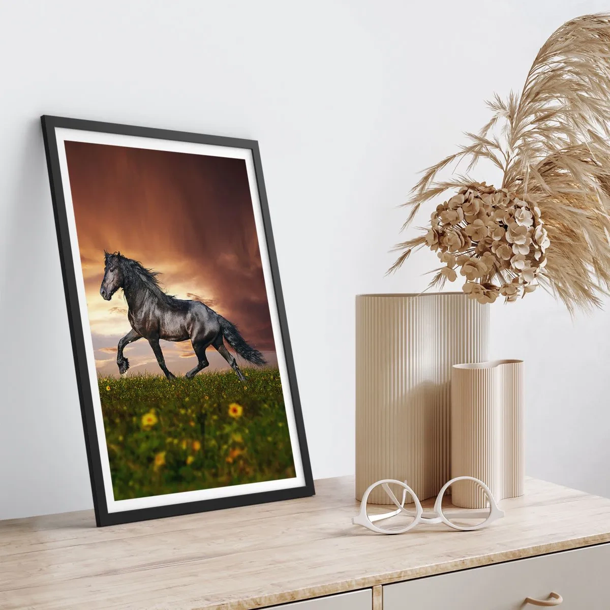 Plakát v černém rámu - Černý kůň cválá přes louku ve světle zapadajícího slunce. - 50x70cm - Černý kníže - Moderní nástěnná dekorace do obývacího pokoje a ložnice ARTTOR
