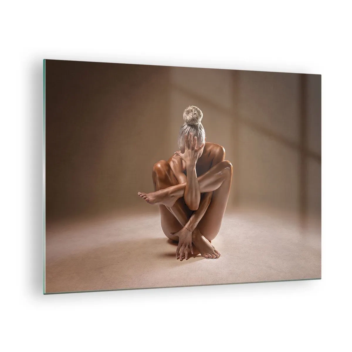 Obraz na skle - Smyslná žena v umělecké póze na pozadí stínu. - 70x50cm - Jednota těla a ducha - Moderní nástěnná dekorace do obývacího pokoje a ložnice ARTTOR