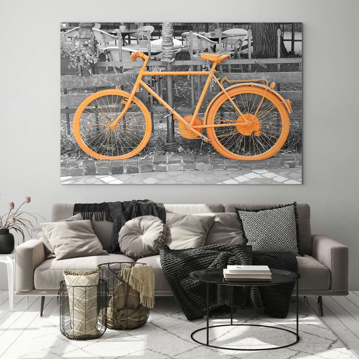 Obraz na skle - Ilustrace oranžově natřeného jízdního kola na černobílém pozadí. - 70x50cm - Jdi, já tu počkám - Moderní nástěnná dekorace do obývacího pokoje a ložnice ARTTOR