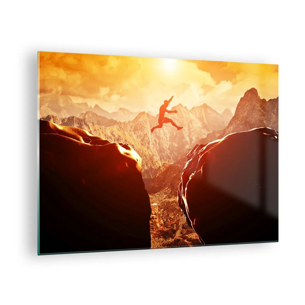 Obraz na skle - Skákání přes propast v horské krajině při západu slunce - 70x50cm - Překročením hranic - Moderní nástěnná dekorace do obývacího pokoje a ložnice ARTTOR