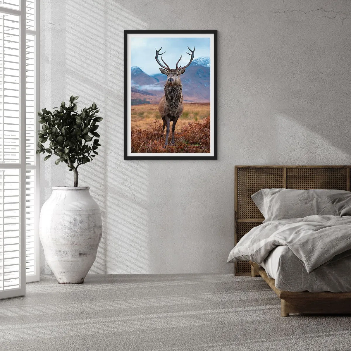 Plakát v černém rámu - Hrdý jelen na pozadí hor - 50x70cm - Na vlastní půdě - Moderní nástěnná dekorace do obývacího pokoje a ložnice ARTTOR