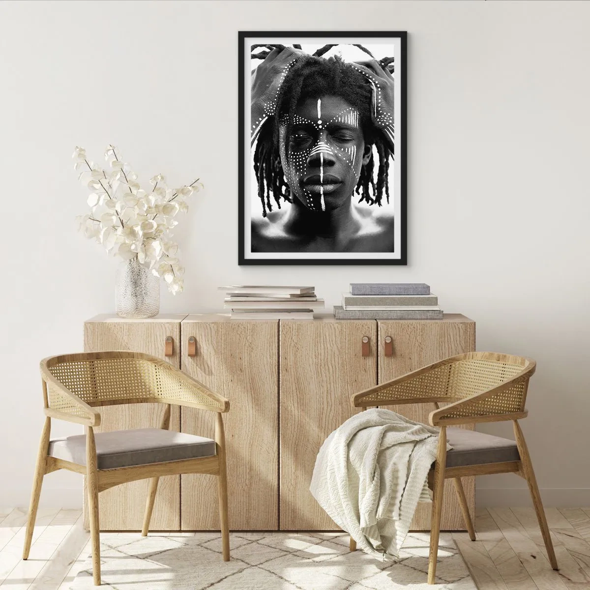 Plakát v černém rámu - Muž s bílými malbami na obličeji a rukou - 50x70cm - Kde jsi? - Moderní nástěnná dekorace do obývacího pokoje a ložnice ARTTOR