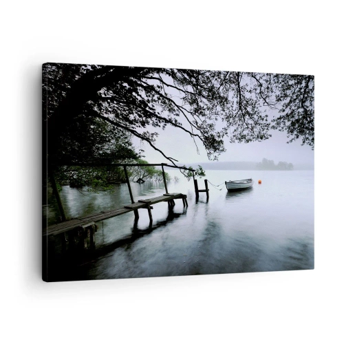 Obraz na plátně - Molo nad vodou s lodí v pozadí obklopené mlhavou krajinou - 70x50cm - Už odpočíváš - Moderní nástěnná dekorace do obývacího pokoje a ložnice ARTTOR
