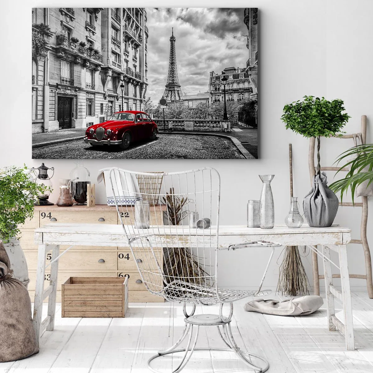 Obraz na plátně - Červené auto s Eiffelovou věží v pozadí v černobílém prostředí - 70x50cm - Dravec ve městě - Moderní nástěnná dekorace do obývacího pokoje a ložnice ARTTOR
