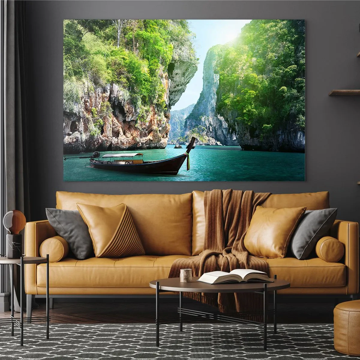 Obraz na skle - Tradiční loď na tyrkysové vodě mezi útesy - 70x50cm - Pozvánka na exotickou cestu - Moderní nástěnná dekorace do obývacího pokoje a ložnice ARTTOR