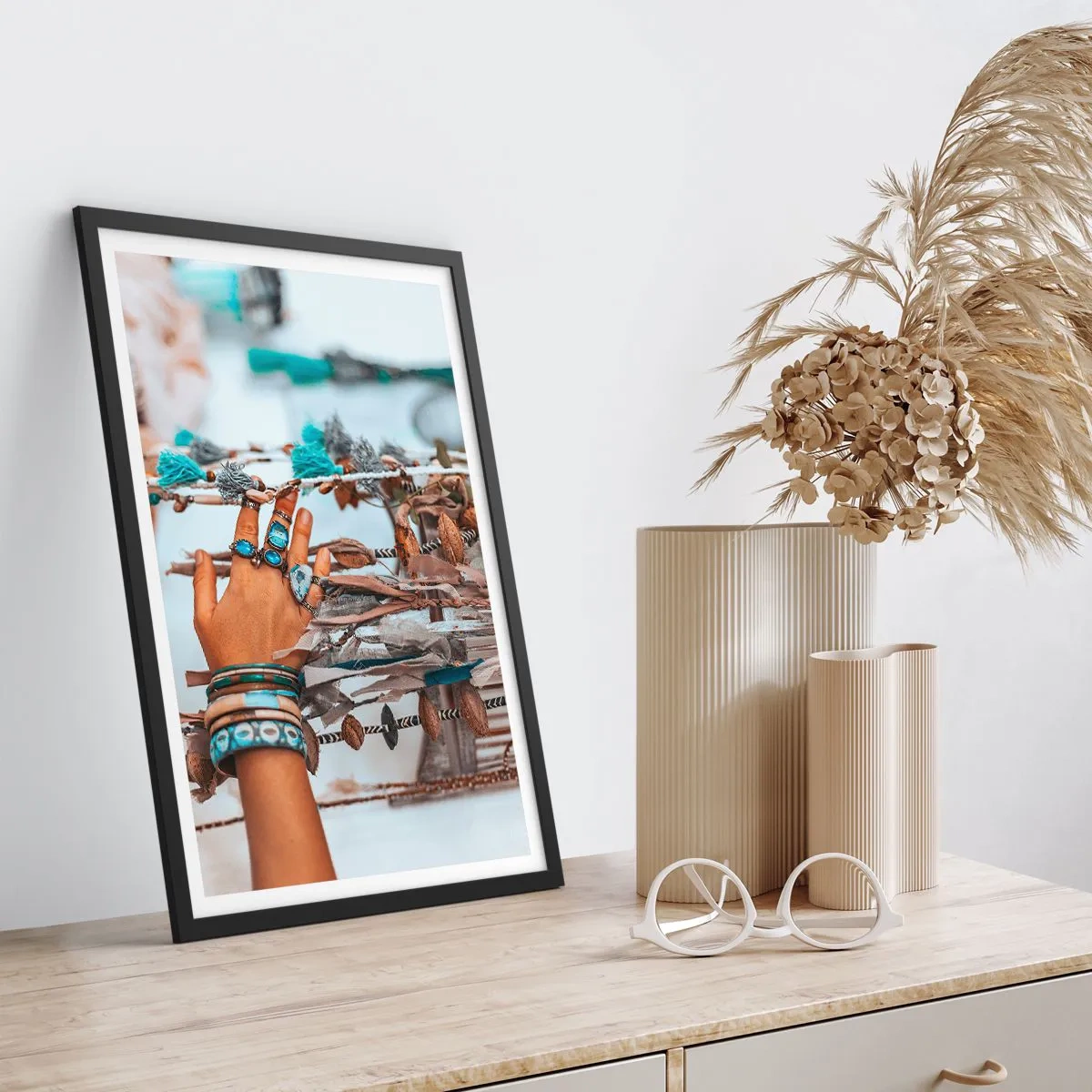 Plakát v černém rámu - Ruka ozdobená šperky na boho pozadí - 50x70cm - Místní poklady - Moderní nástěnná dekorace do obývacího pokoje a ložnice ARTTOR