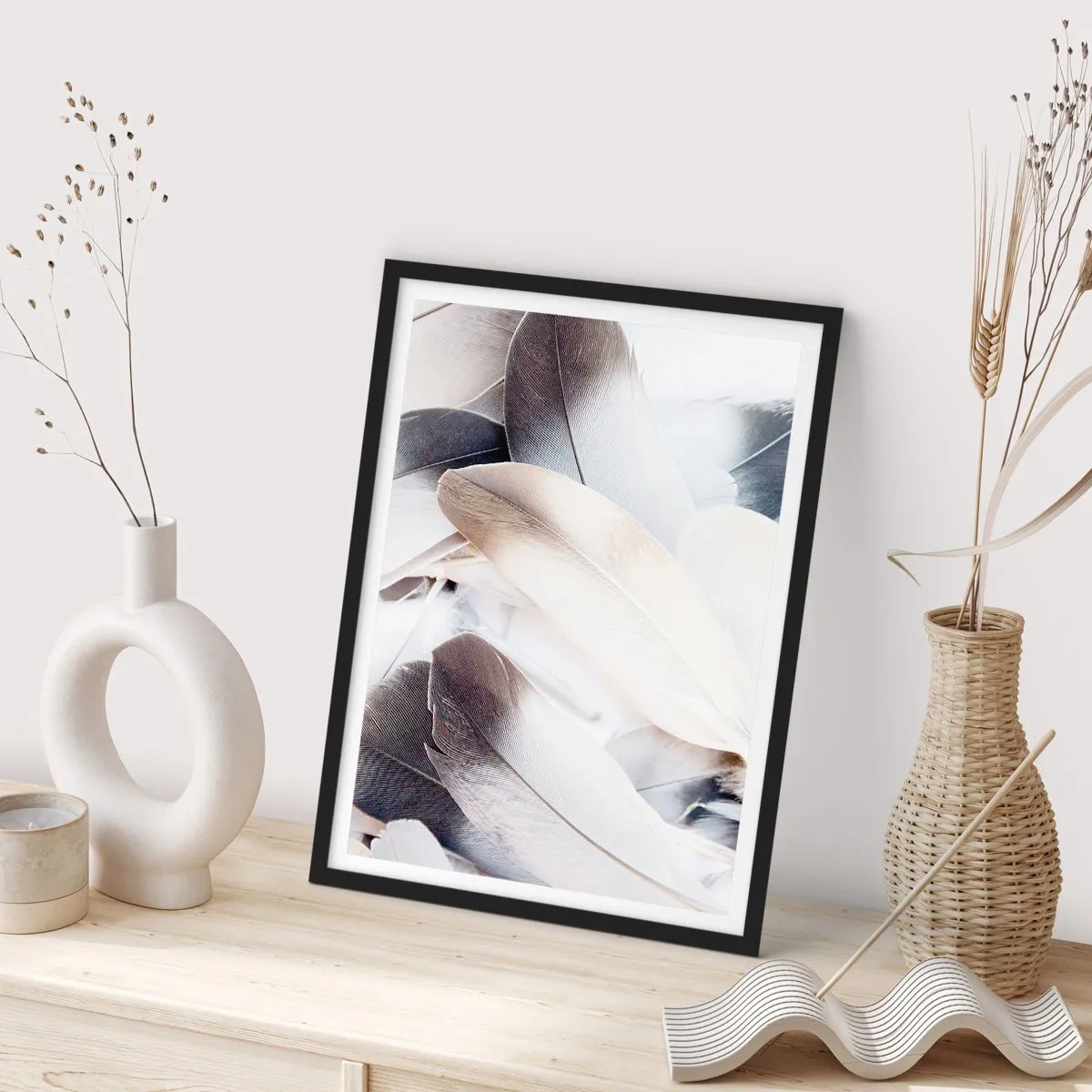 Plakát v černém rámu - Jemné peří v jasné, minimalistické kompozici - 50x70cm - Téměř andělské - Moderní nástěnná dekorace do obývacího pokoje a ložnice ARTTOR