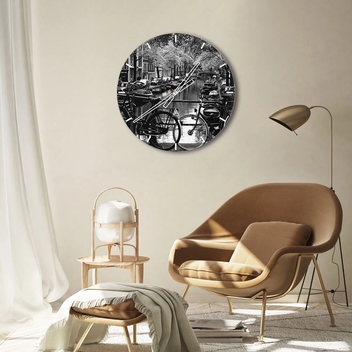 Nástěnné hodiny - Černobílý pohled na kanál s jízdními koly v Amsterdamu - 30x30cm - Velmi nizozemský výhled - Moderní nástěnná dekorace do obývacího pokoje, kuchyně a ložnice ARTTOR