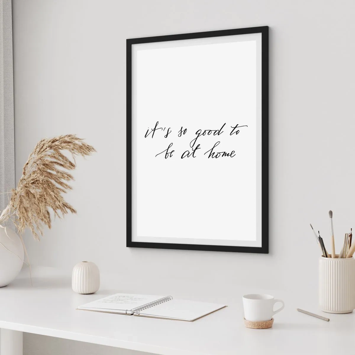 Plakát v černém rámu - Citát Je tak skvělé být doma v minimalistickém stylu - 50x70cm - Celá pravda - Moderní nástěnná dekorace do obývacího pokoje a ložnice ARTTOR