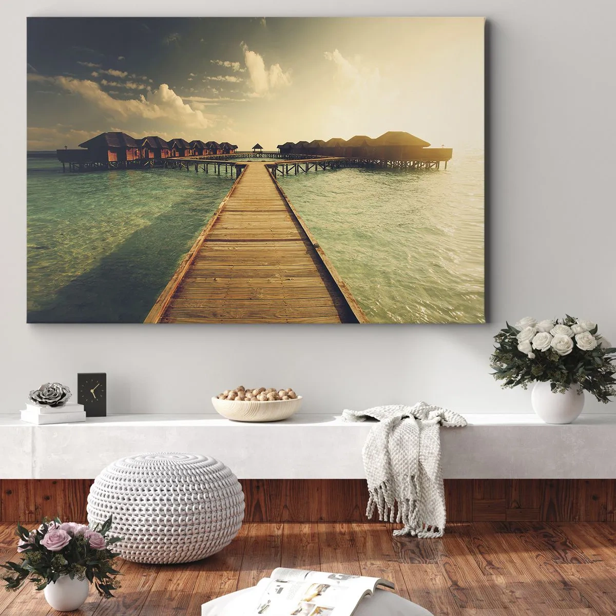 Obraz na plátně - Dřevěné molo vedoucí k domům na vodě, osvětlené slunečními paprsky. - 70x50cm - Vřelé pozvání - Moderní nástěnná dekorace do obývacího pokoje a ložnice ARTTOR