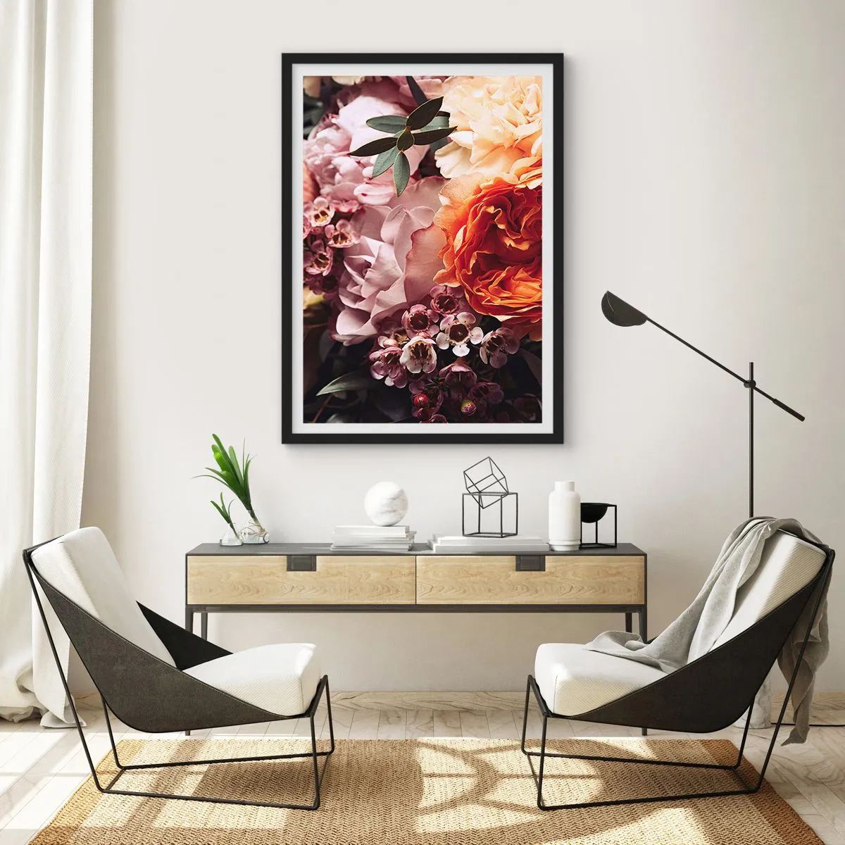Plakát v černém rámu - Detailní záběr kytice květin v odstínech růžové, oranžové a krémové. - 50x70cm - Zabalené do krásy - Moderní nástěnná dekorace do obývacího pokoje a ložnice ARTTOR