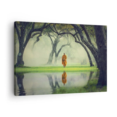 Obraz na plátně - Mnich v oranžovém rouchu v lese s mlhavým pozadím a odrazem ve vodě. - 70x50cm - Na cestě k osvícení - Moderní nástěnná dekorace do obývacího pokoje a ložnice ARTTOR