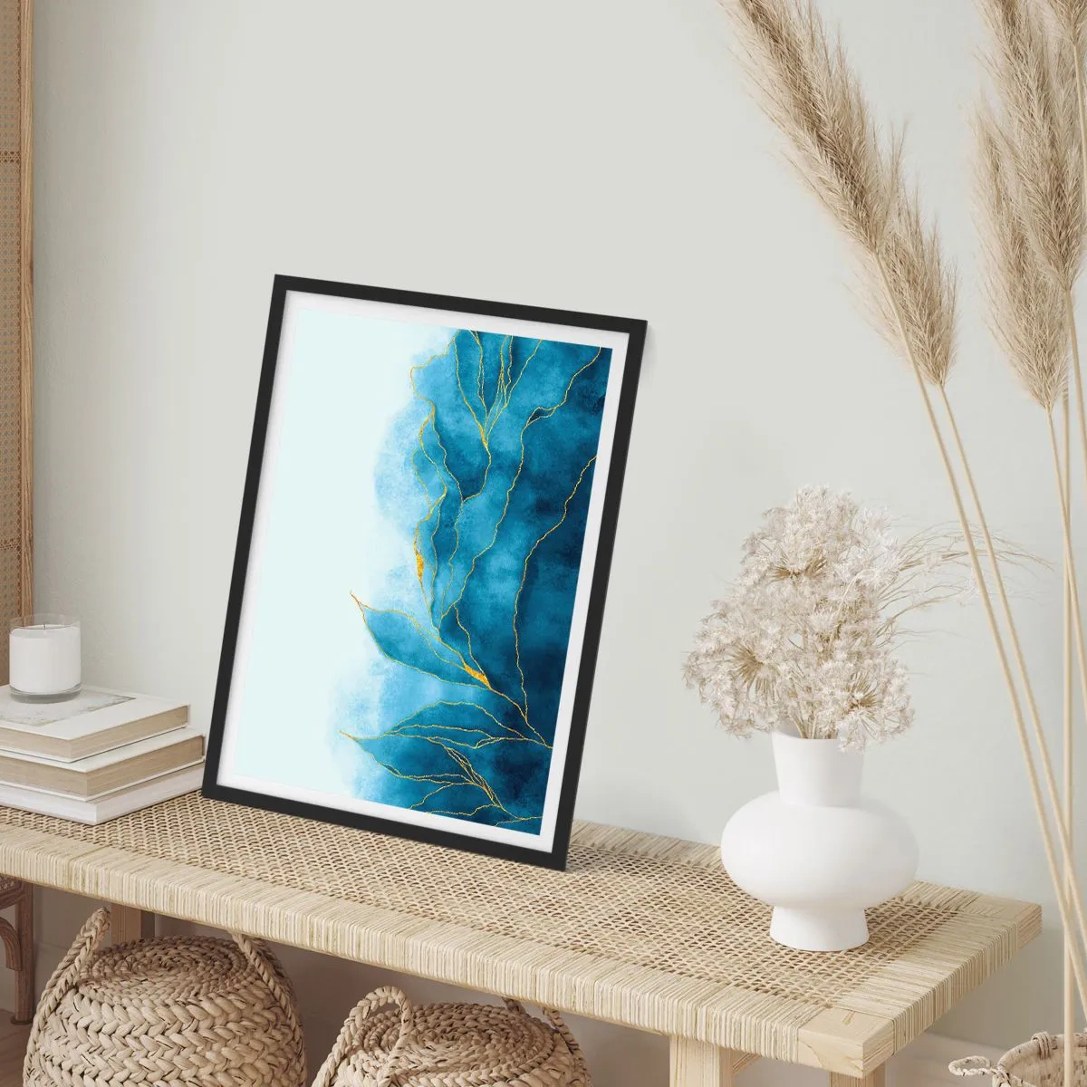 Plakát v černém rámu - Abstraktní kompozice v odstínech modré se zlatými liniemi. - 50x70cm - Blankyt ve zlatě - Moderní nástěnná dekorace do obývacího pokoje a ložnice ARTTOR