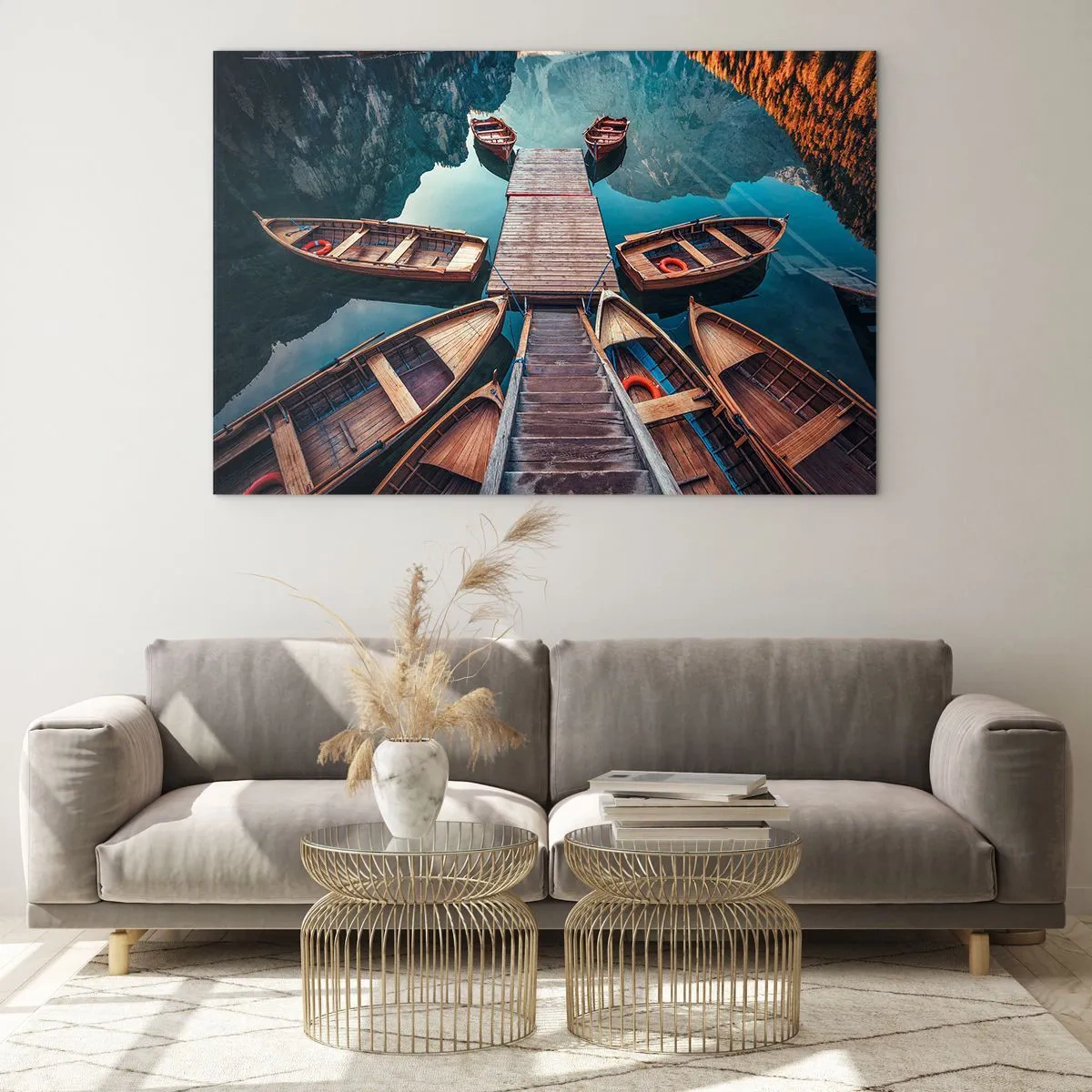 Obraz na skle - Pohled na dřevěné lodě kotvící u mola v horách - 70x50cm - Čekám v přístavu - Moderní nástěnná dekorace do obývacího pokoje a ložnice ARTTOR