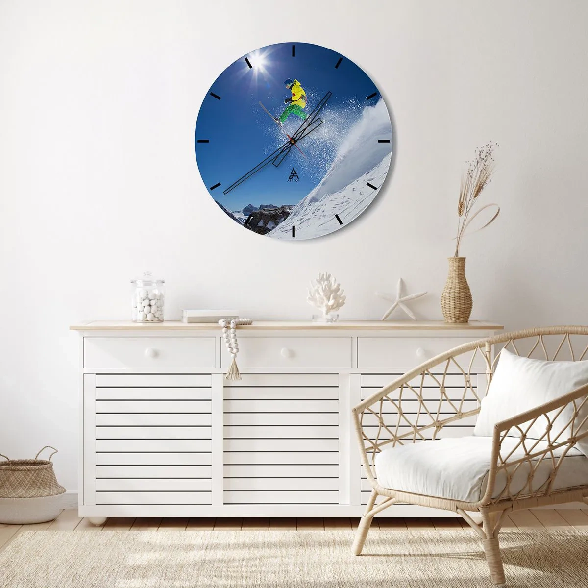 Nástěnné hodiny - Lyžař provádějící skok s horami v pozadí - 30x30cm - Tančící s horami - Moderní nástěnná dekorace do obývacího pokoje, kuchyně a ložnice ARTTOR