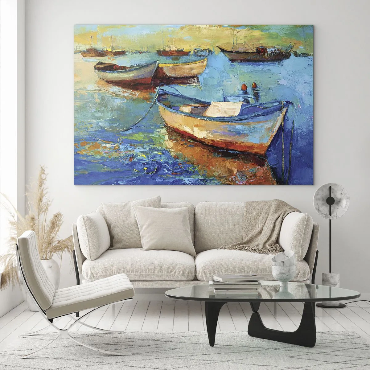Obraz na skle - Barevné lodě na pozadí klidné vody - 70x50cm - V jižním zálivu - Moderní nástěnná dekorace do obývacího pokoje a ložnice ARTTOR